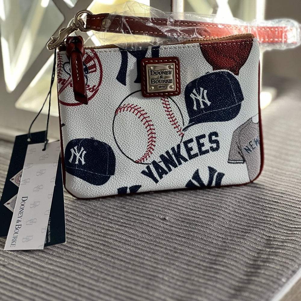 Dooney & Bourke NY Yankees Large Wristlet Zip Top MLB NY Yankee lover NWT